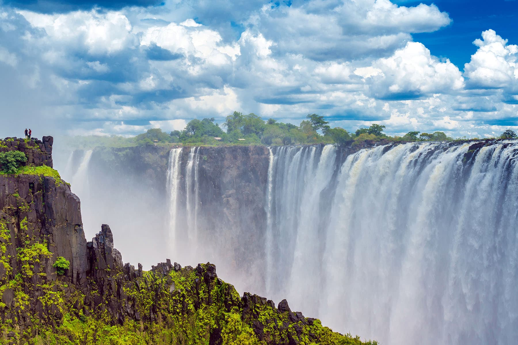 vackert vattenfall i Afrika