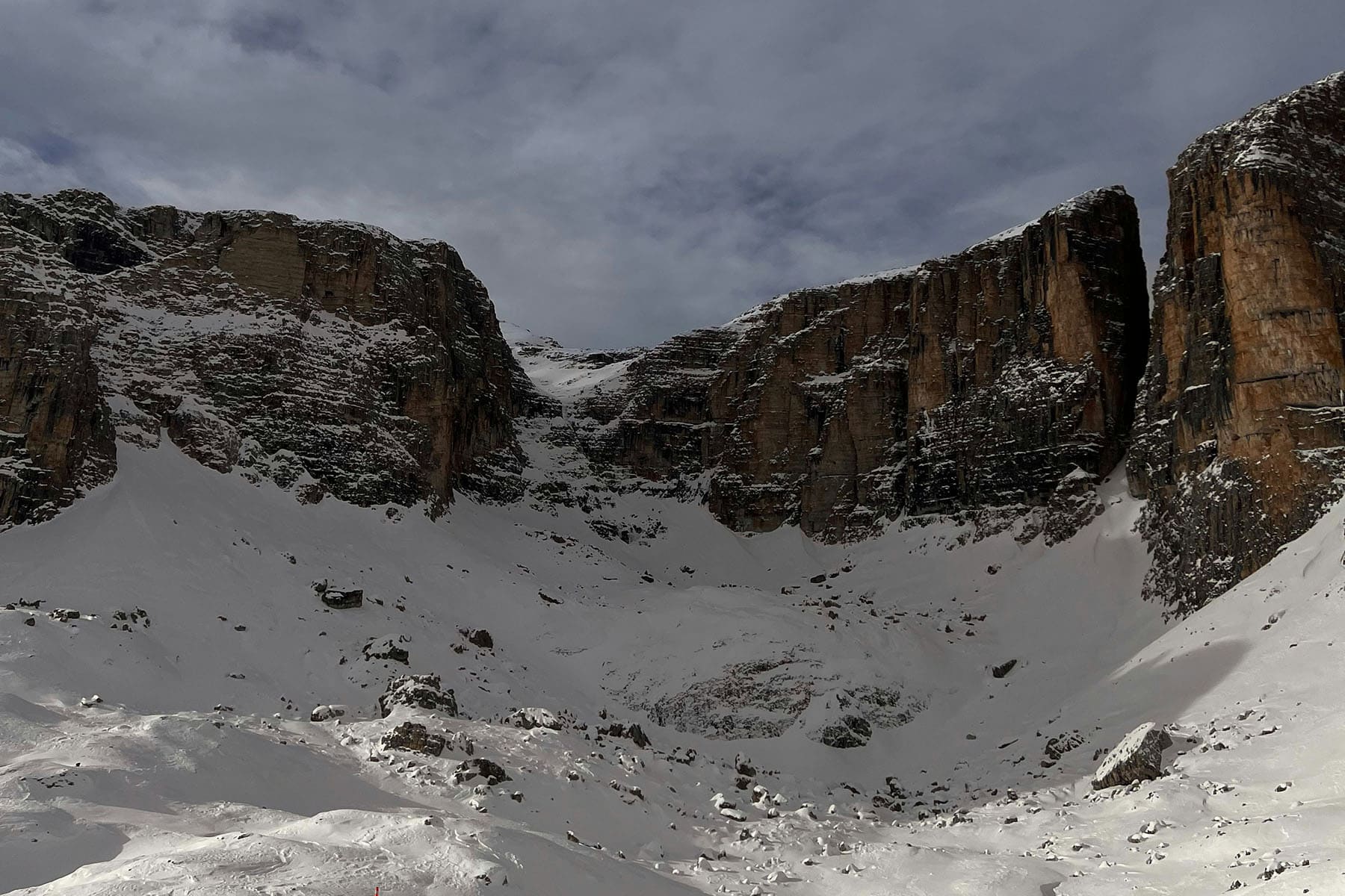 berg i Alta Badia med snö i botten