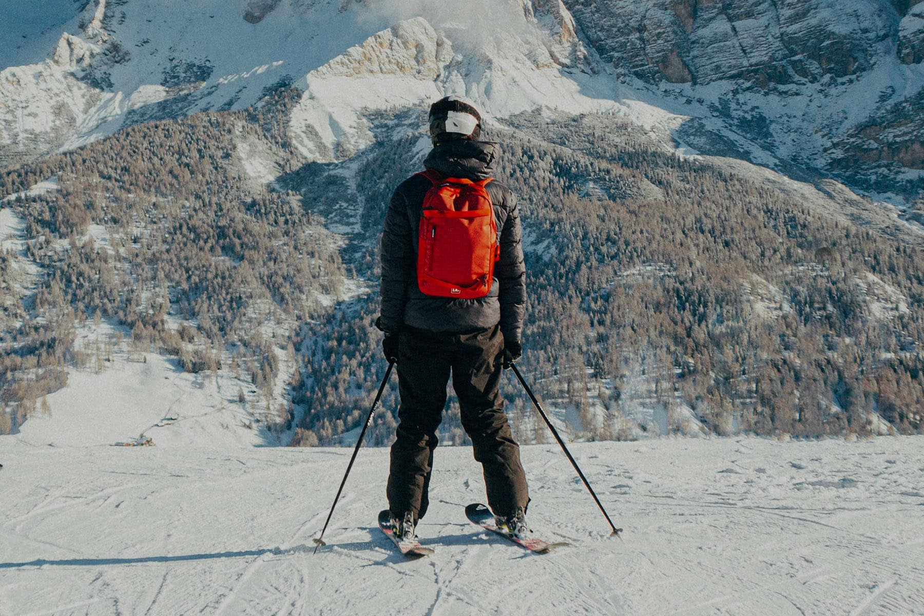 en skidåkare i alta badia i Italien