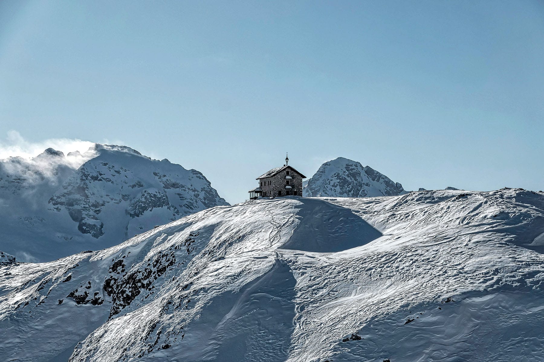 an alphydda på en snöklädd kulle i alta badia