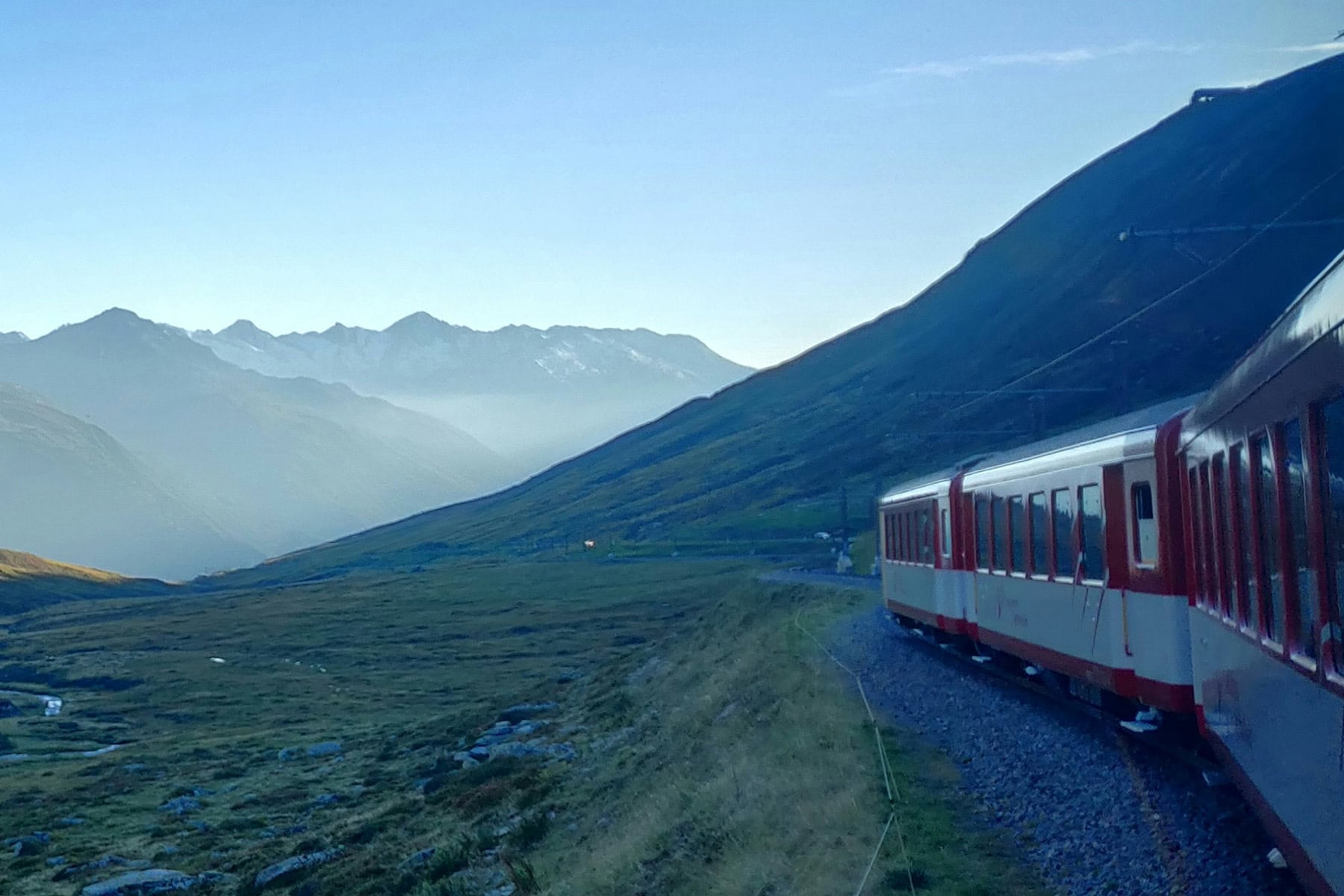 glaciärexpressen i vacker natur i andermatt