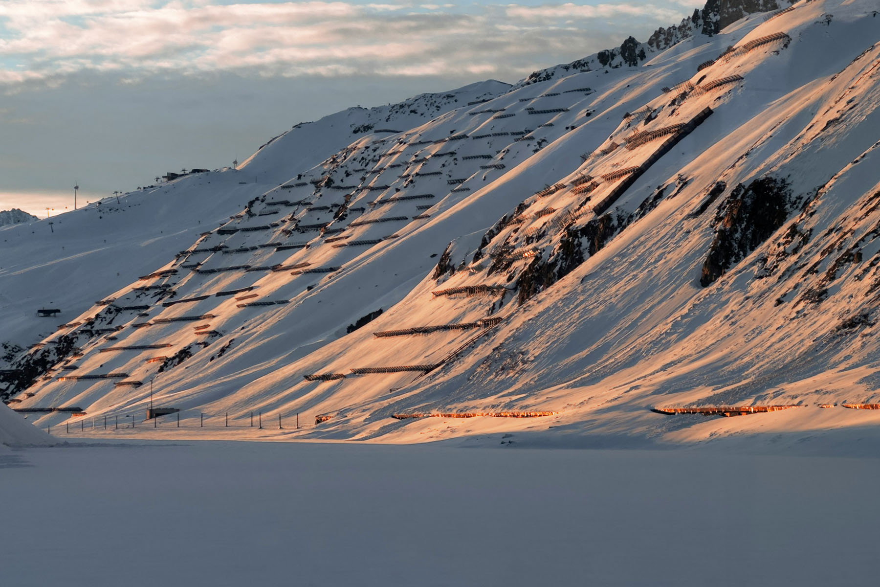 glaciärexpressen vid forten av alperna i andermatt