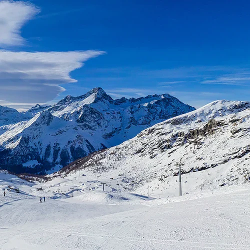 Utsikt över Aostadalen i Italien med alpina åkare i solen