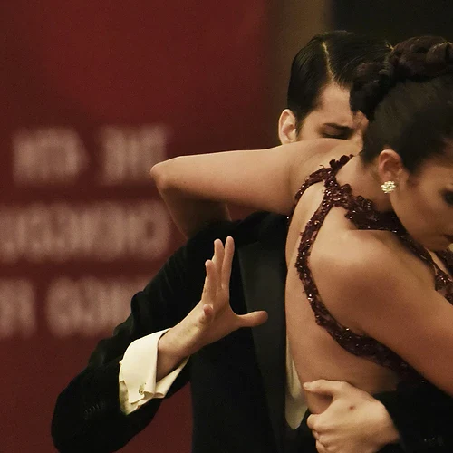 Ett par som dansar tango i Argentina