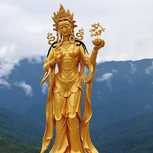 En gyllene buddhistisk gudastaty med fjärran berg och moln i Bhutan, symboliserar andligitet och kulturarv.