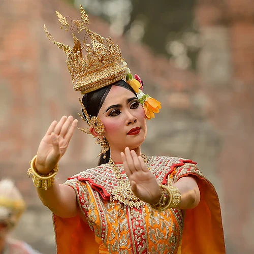 En Thailändska dansar i Thailand i en folkdräkt