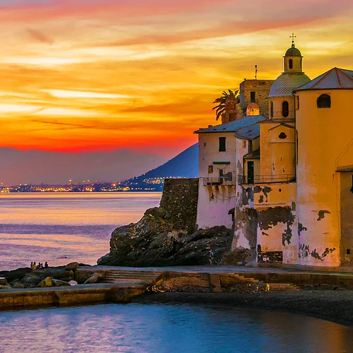 Badorten Camogli i Italien i solnedgången