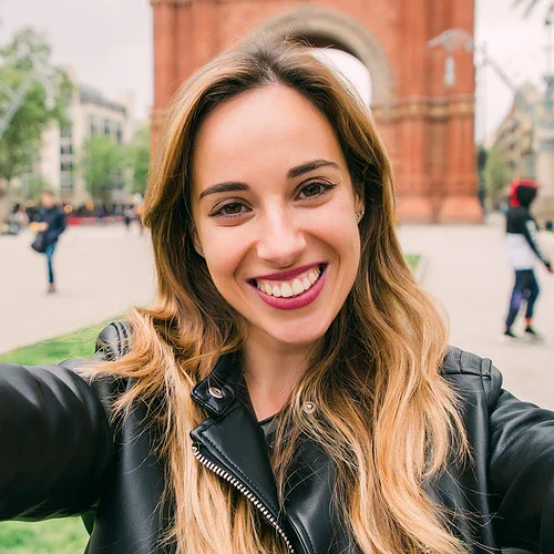 En glad tjej från Spanien som tar en selfie i Barcelona