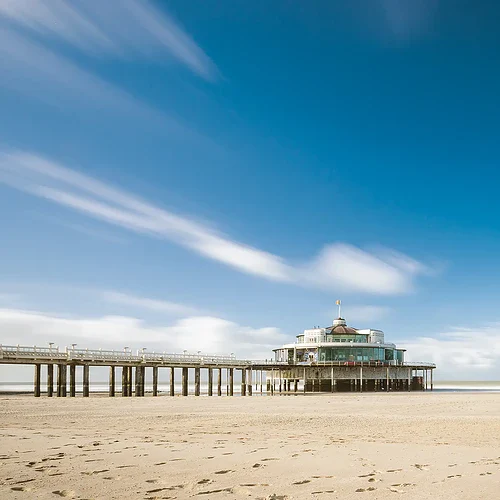 Sea front i Belgien med strand och restaurang