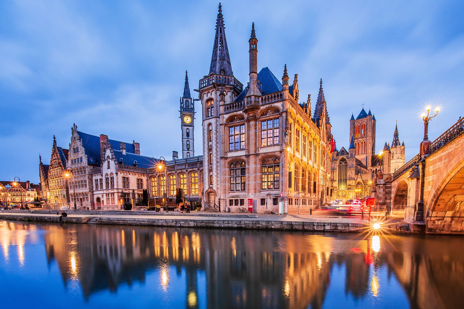 En stadsbild i Belgien på eftermiddagen vid en kanal