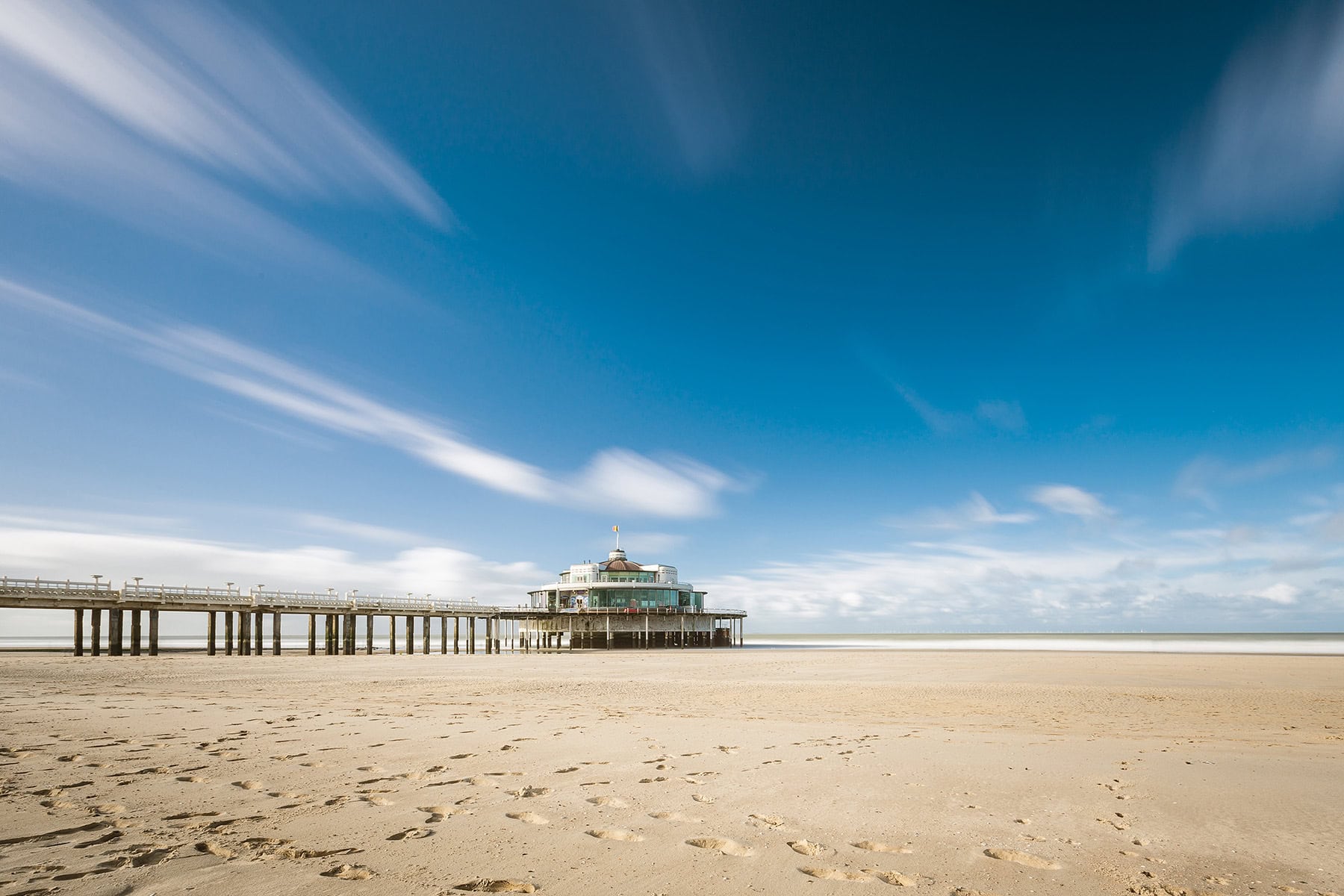 en byggnad ytterst på en strand i Belgien