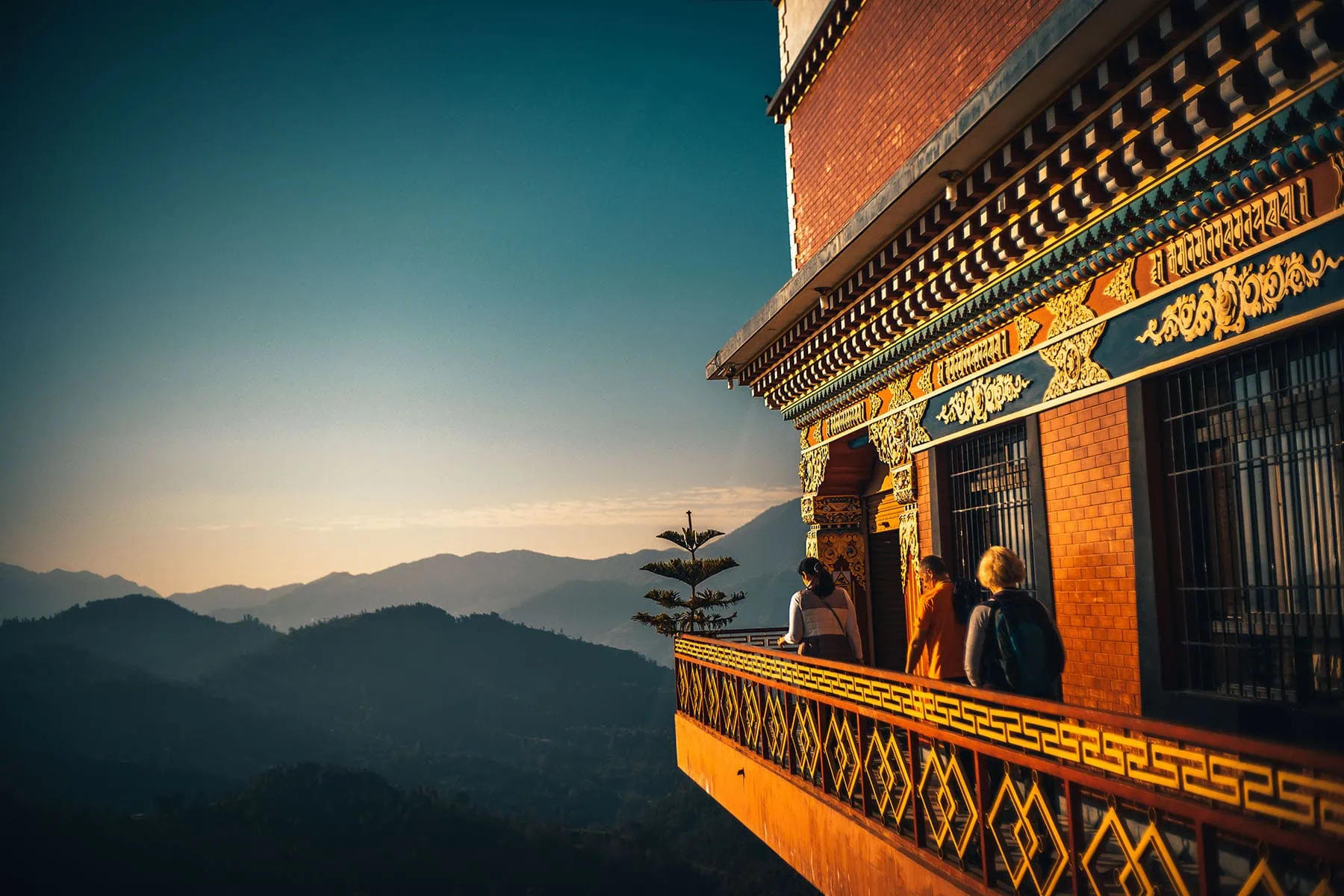 en fantastisk utsikt från ett tempel i Bhutan