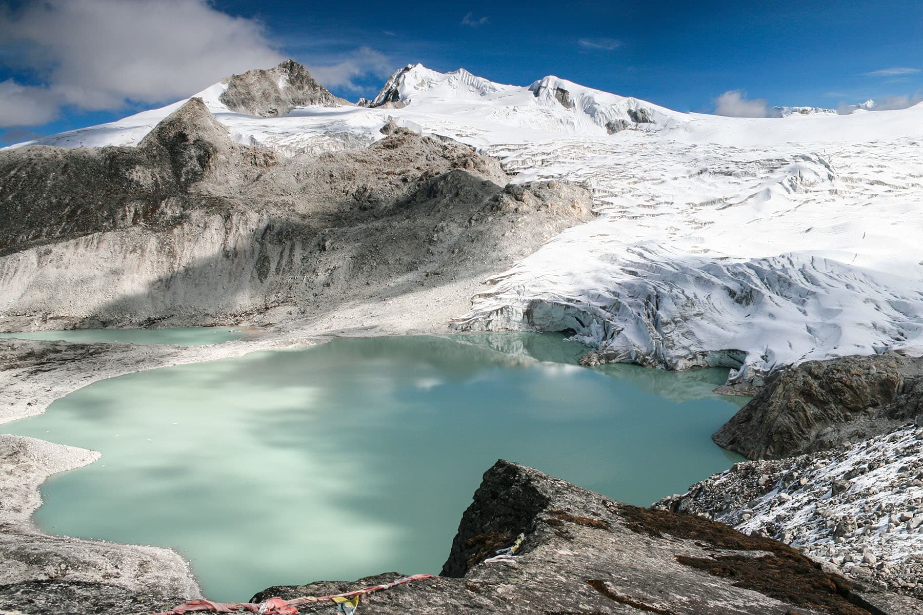 berg i Bhutan med snö