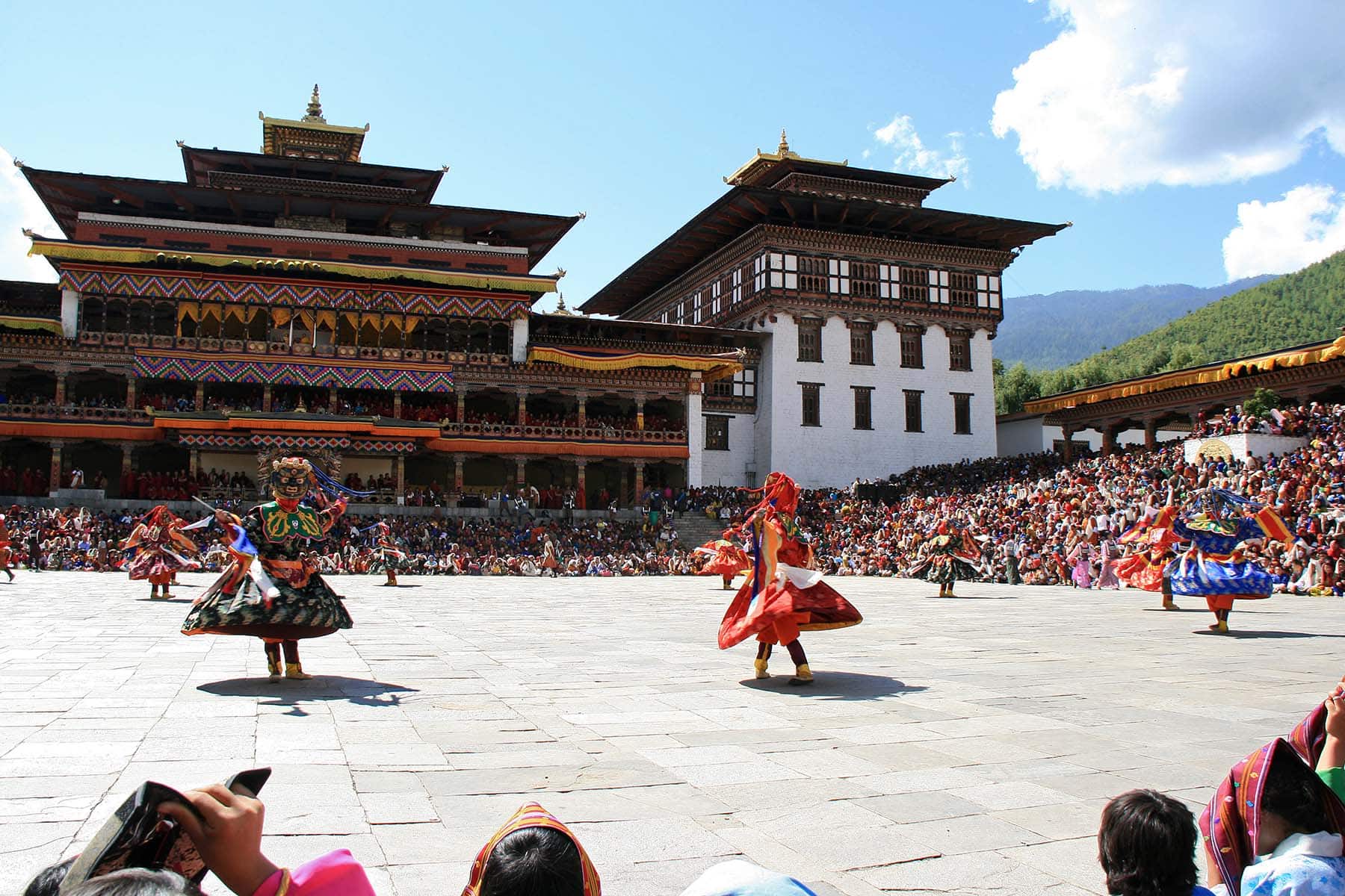 lokal dansuppvisning framför ett tempel i Bhutan