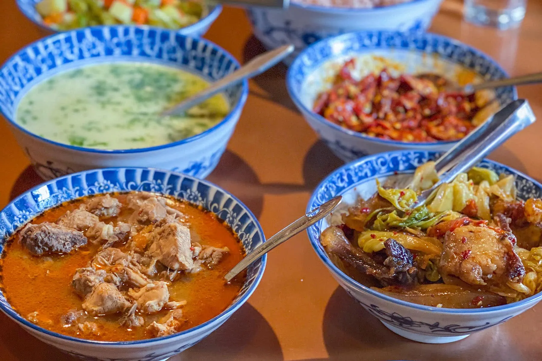 Skålar med mat i Bhutan 
