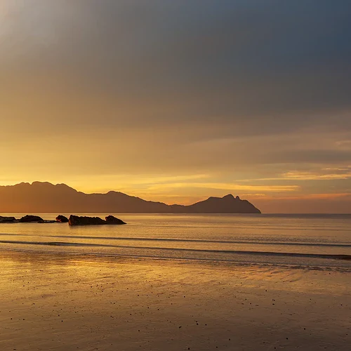 Solnedgång över en strand i Borneo
