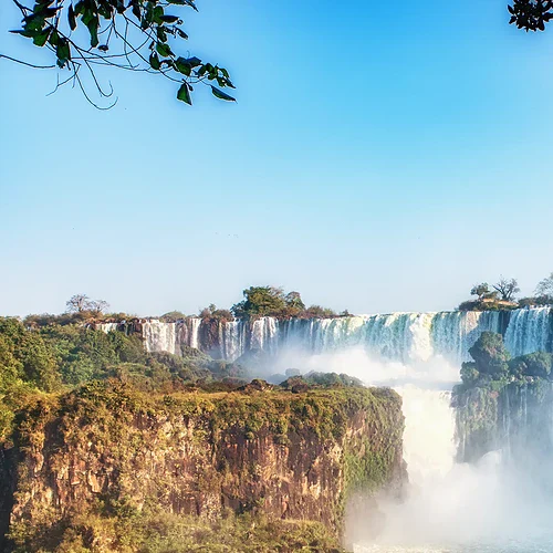 Iguassu fallen i Brasilien i solsken