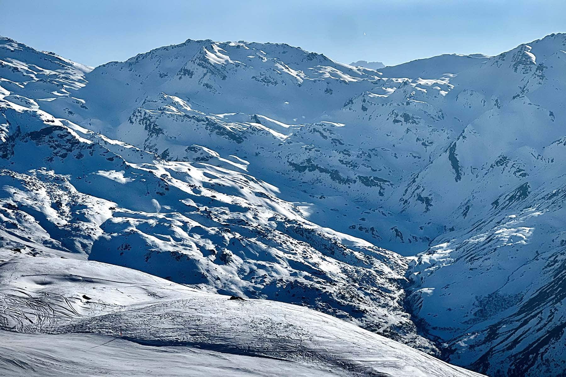 snöklädda alper i Courchevel