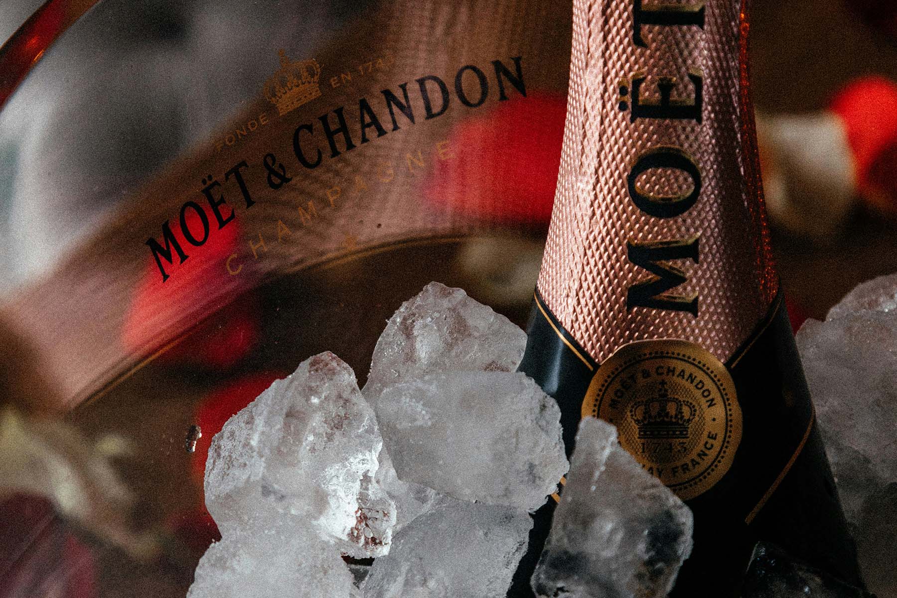 champagneflaska i en hink med is