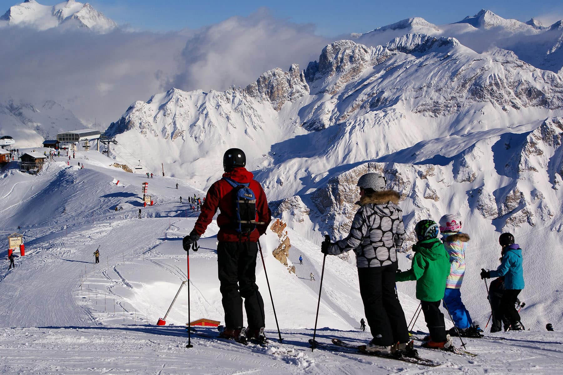 familj som åker skidor i COurchevel