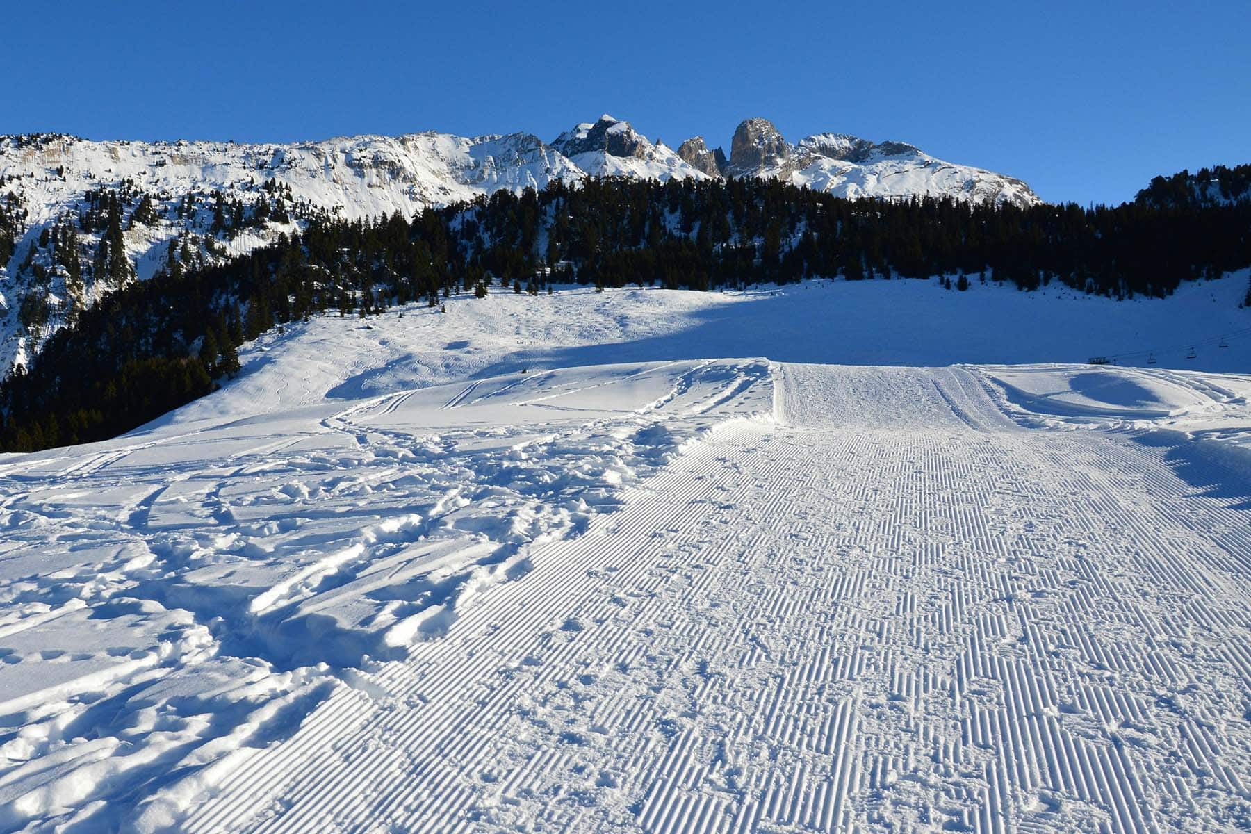 skidspår i courchevel i solen