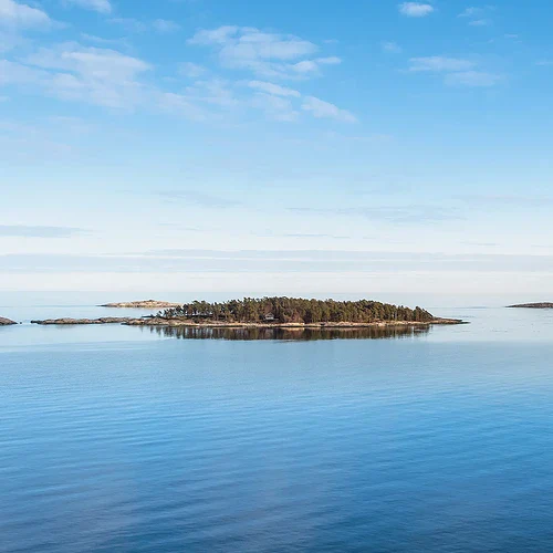 Skärgården i Finland med blått hav och öar