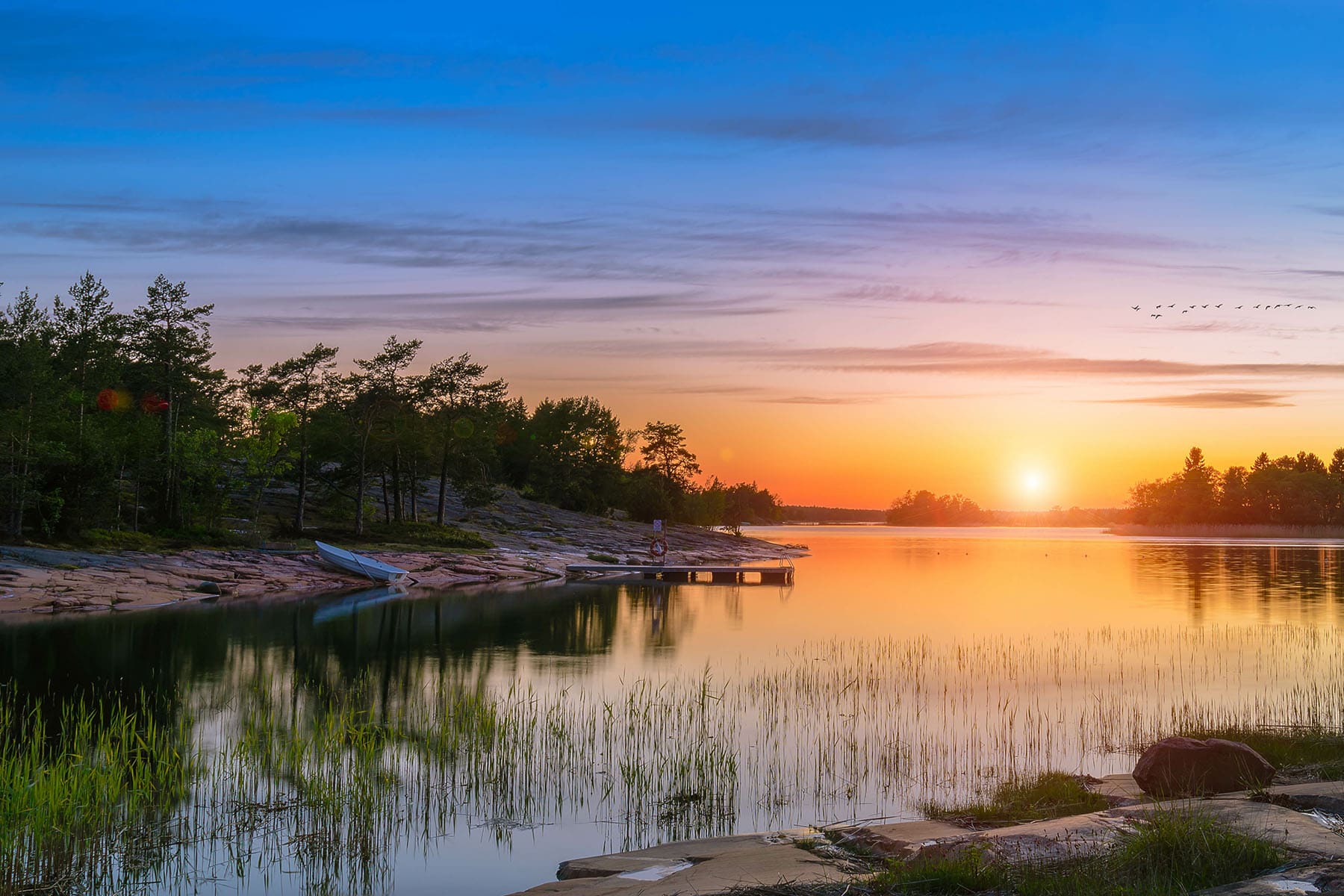 En insjö i Finland i solnedgång