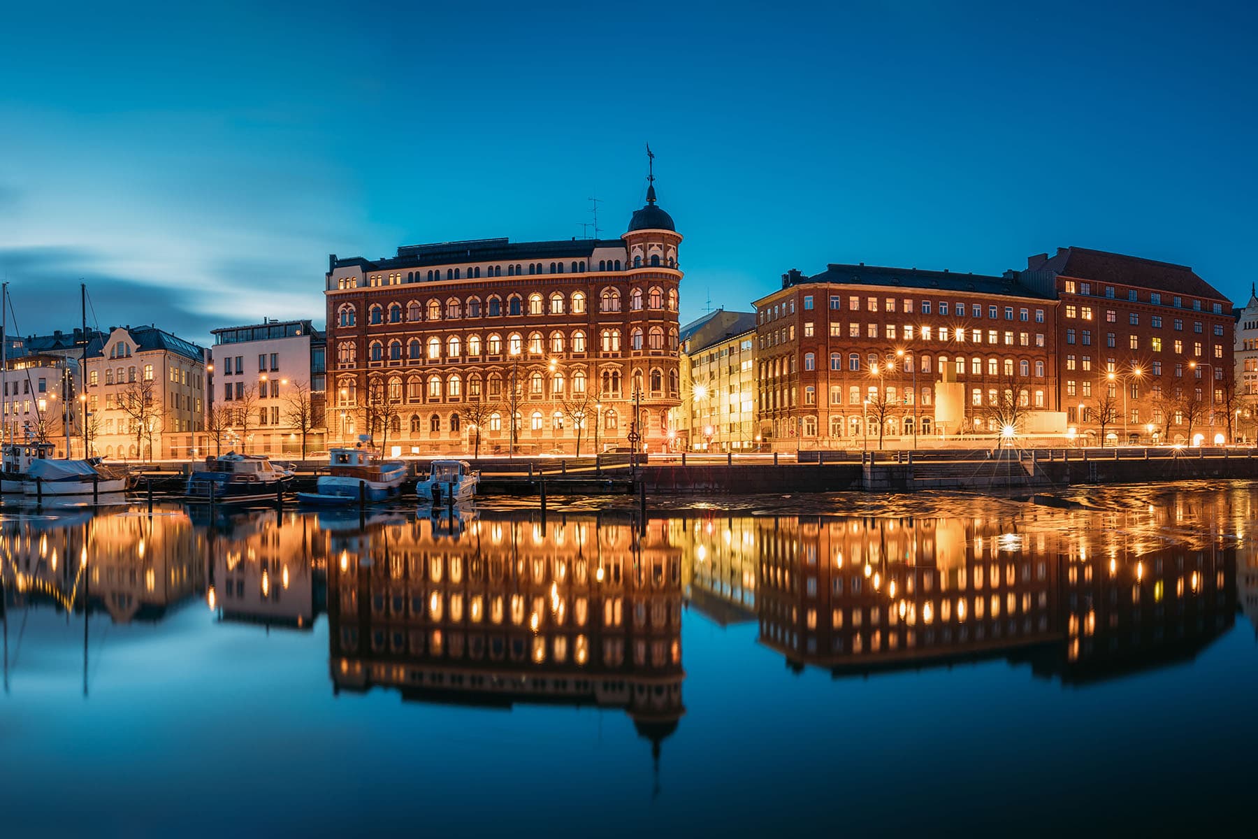 stadsbild av en stad vid vatten i Finland på kvällen