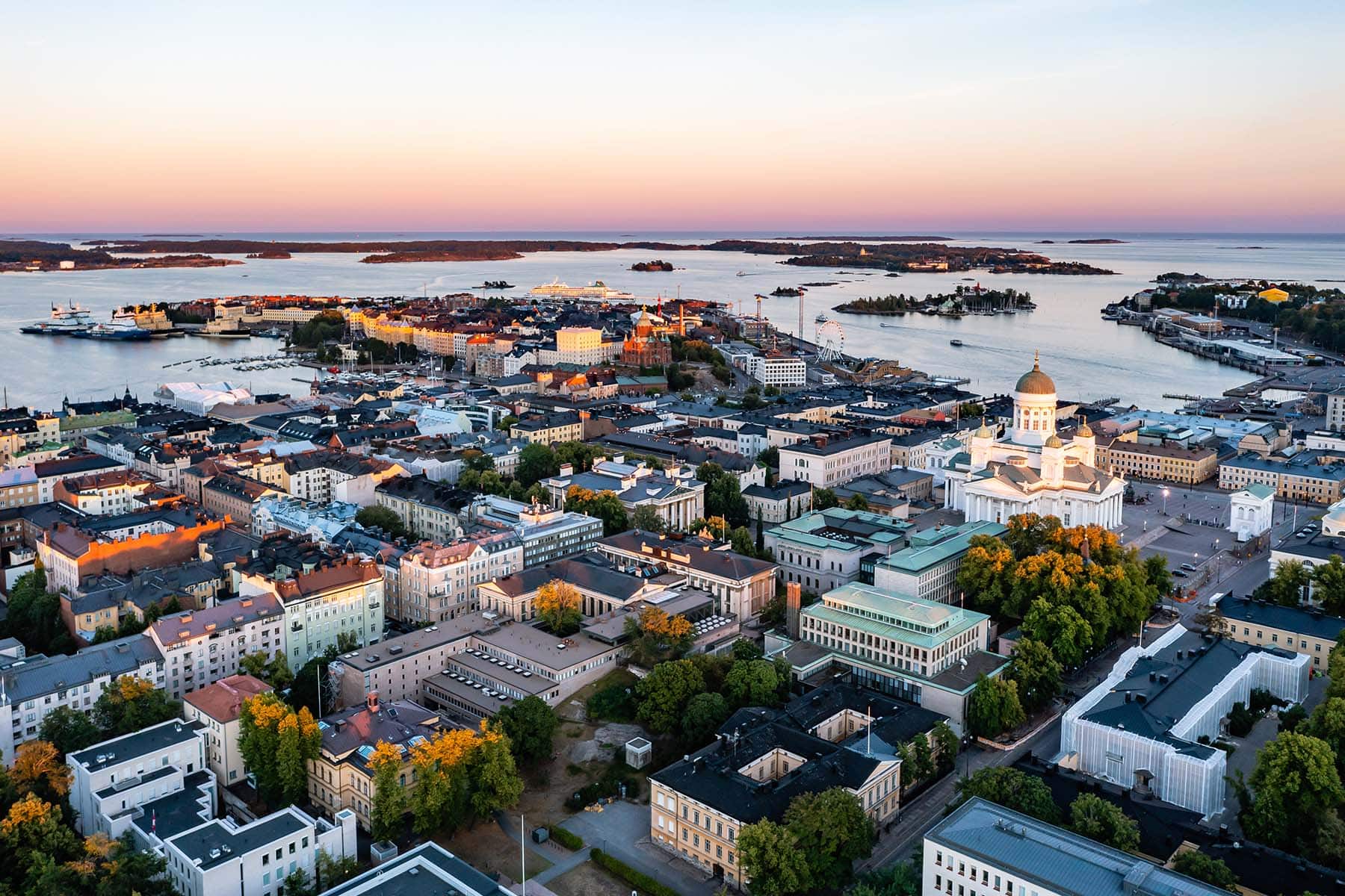 en bild av hustaken av en by i Finland