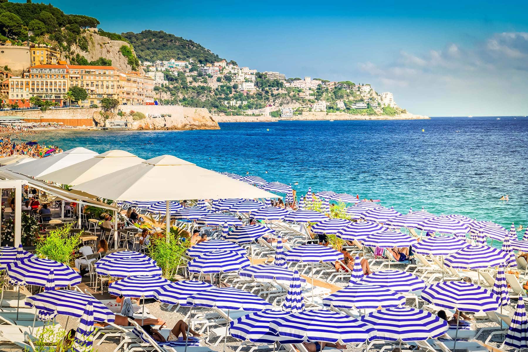 parasoller på en strand i Nice