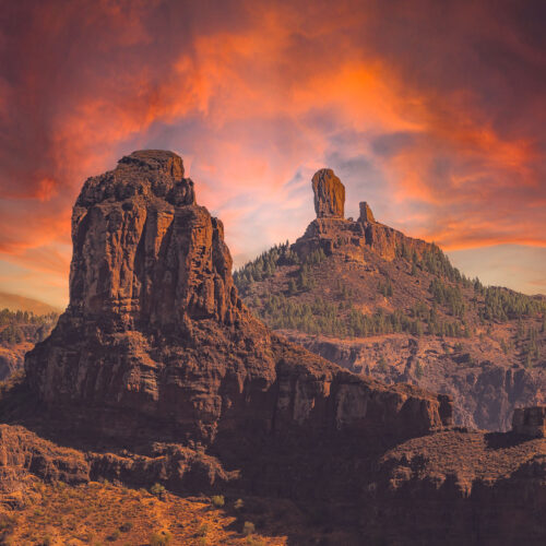 bergstoppar i röd solnedgång