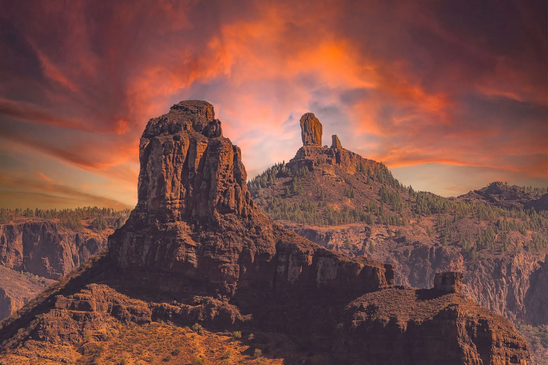 bergstoppar i röd solnedgång