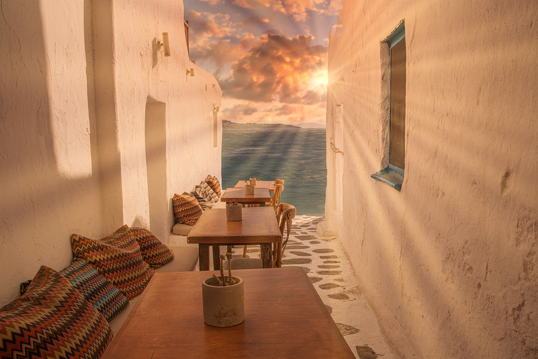 en by på Mykonos med en restaurang i solnedgång