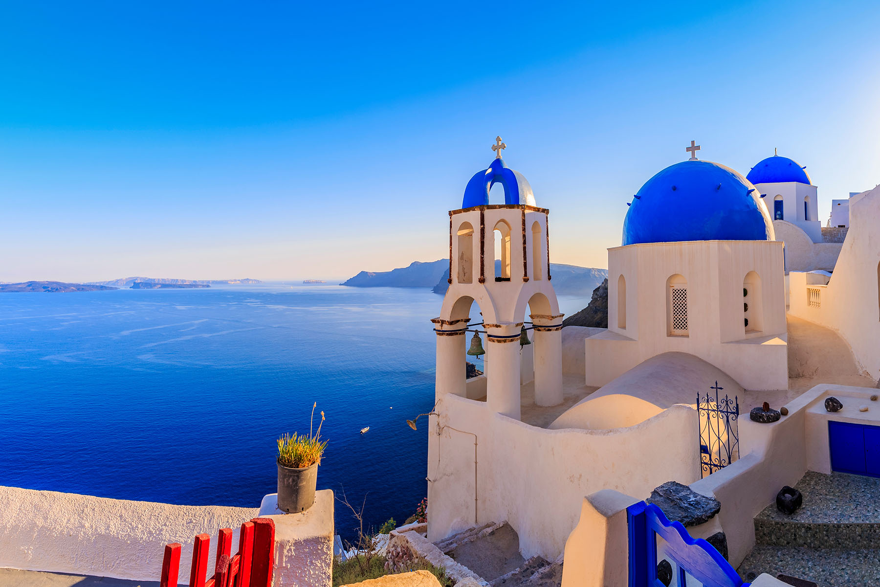 blått hav i bakgrunden av vita och blåa hus på Santorini