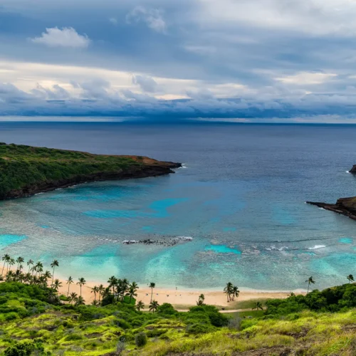 en vacker vik på Hawaii