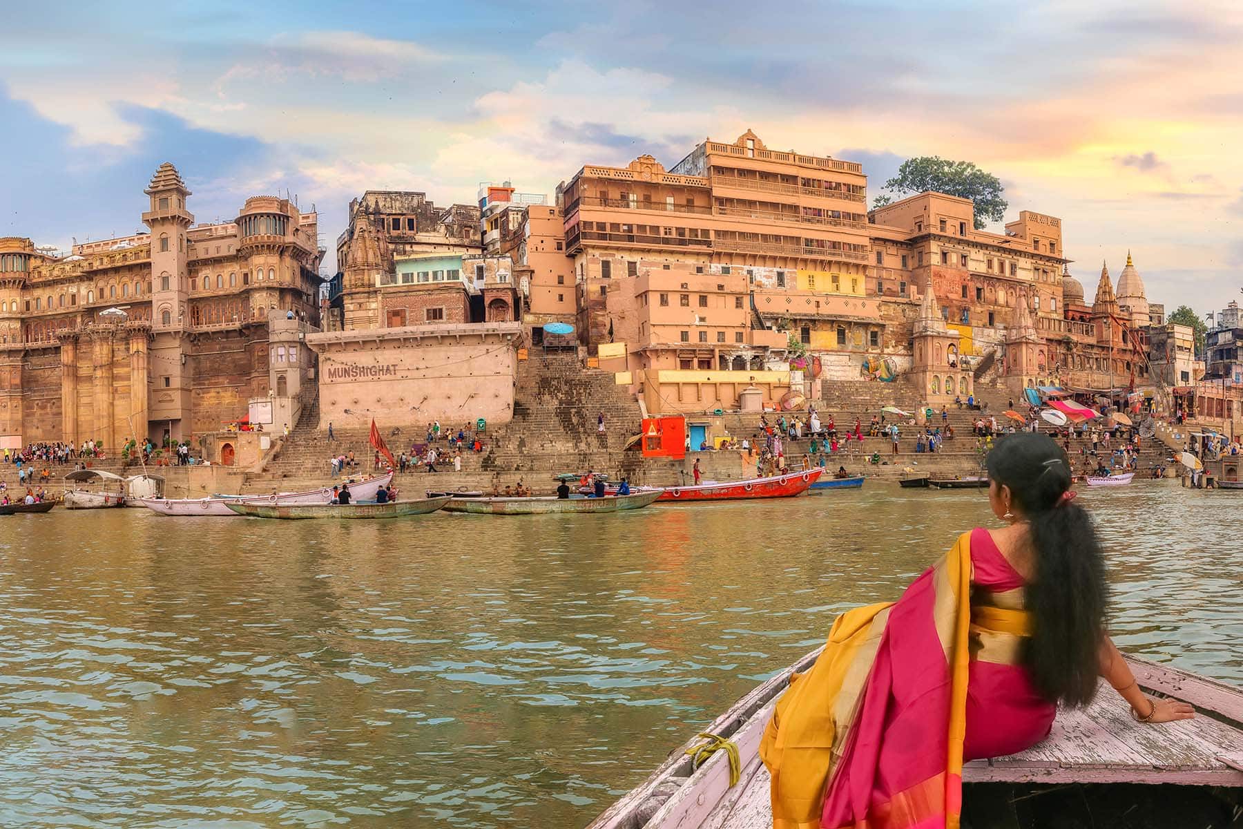 en Indisk kvinna i en båt på Ganges i Indien