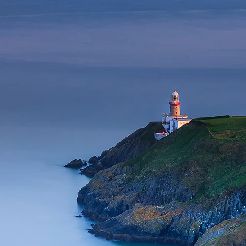 Ett fyr på en klippa i Irland