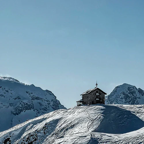 En kyrka på en bergstopp i Alta Badia i Italien