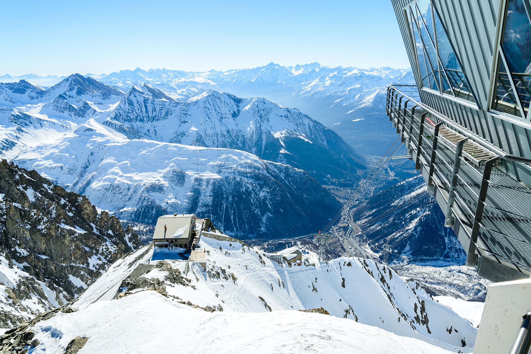 en stuga på berget i Aostadalen i Italien