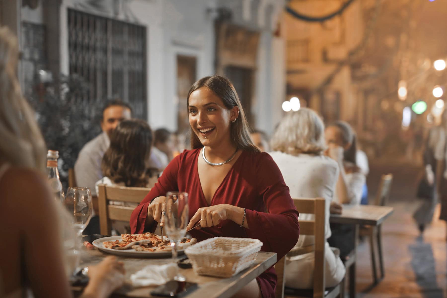 en glad Italiensk tjej äter mat på en restaurang i Rom