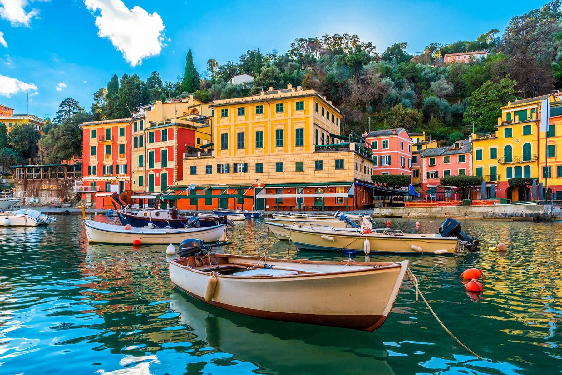 en småbåthamn i Italien