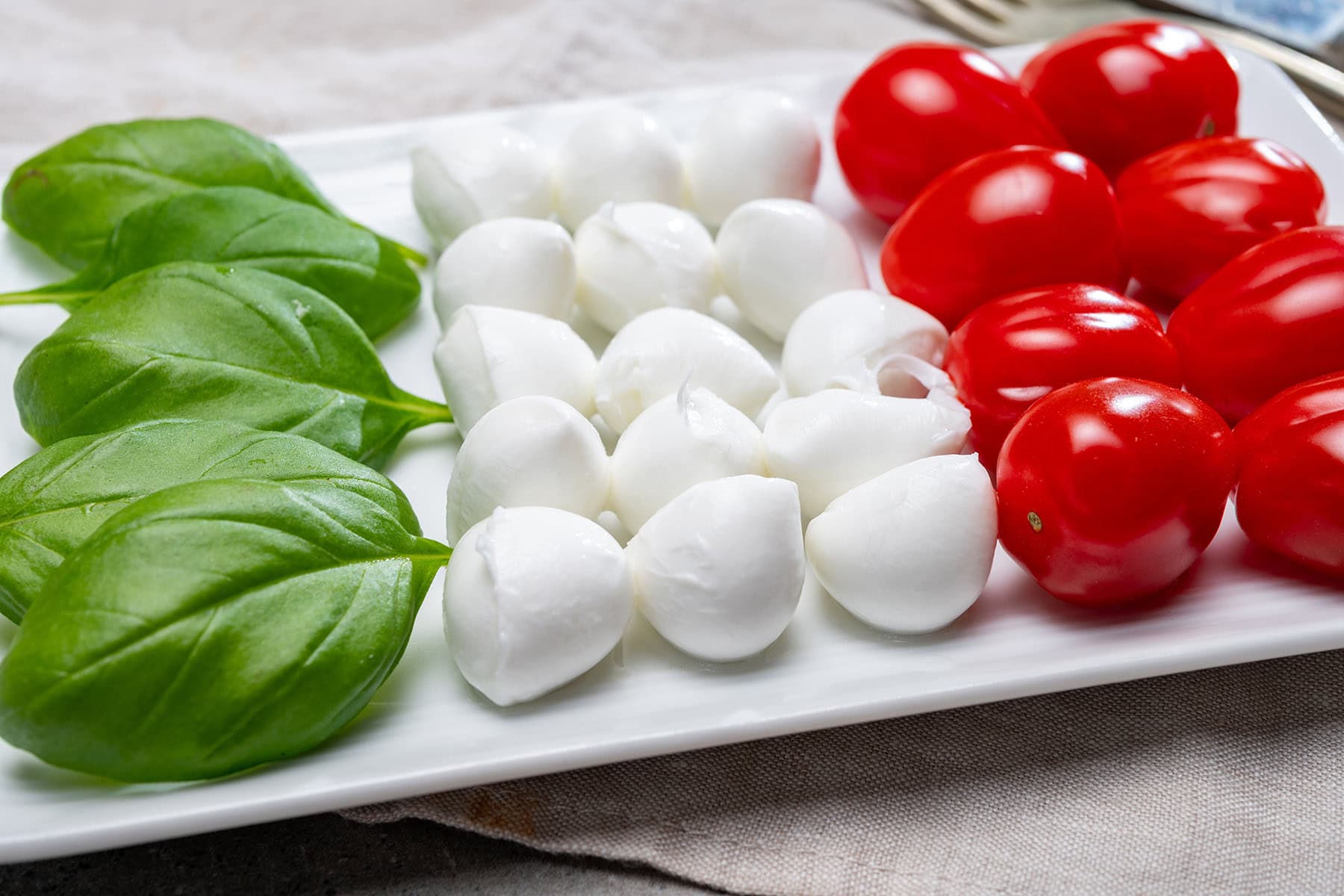 sallad, ost och tomater i Italiens färger grönt, vitt och rött