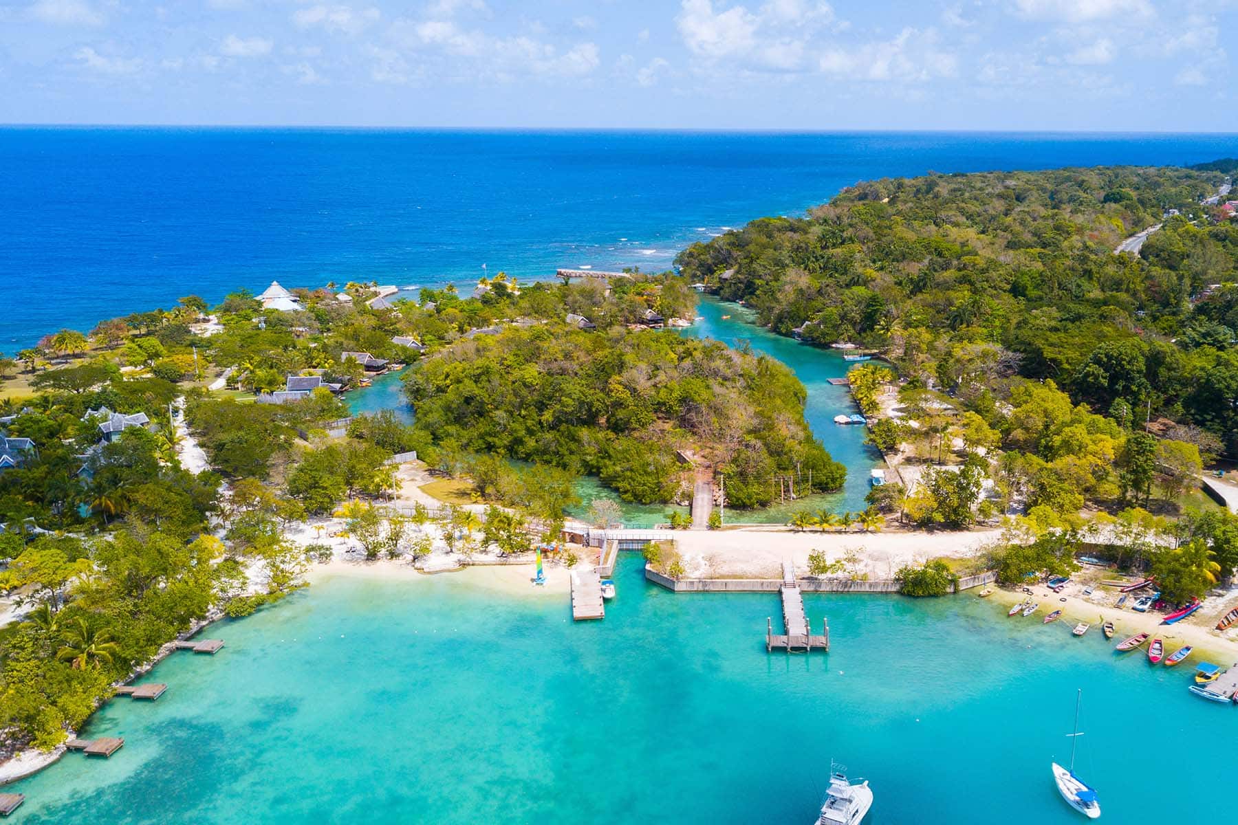 en resort med en pir och båtar på Jamaica sätt från ovan