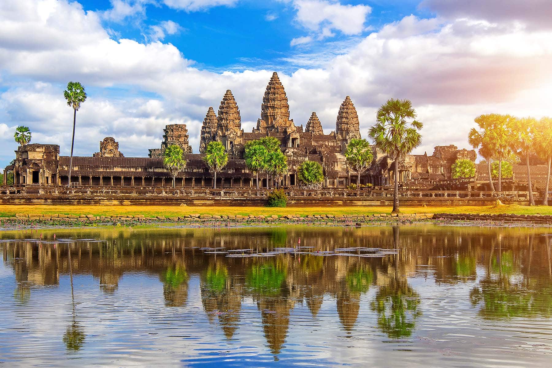 angkor wat speglar sig i sjön 