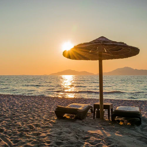 En strand i solnedgången på Kos i Grekland