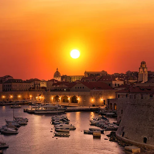Dubrovnik i Kroatien i solnedgång