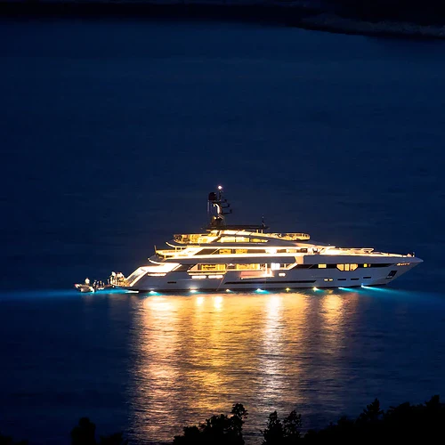 Lyxig yacht på havet vid Hvar i Kroatien