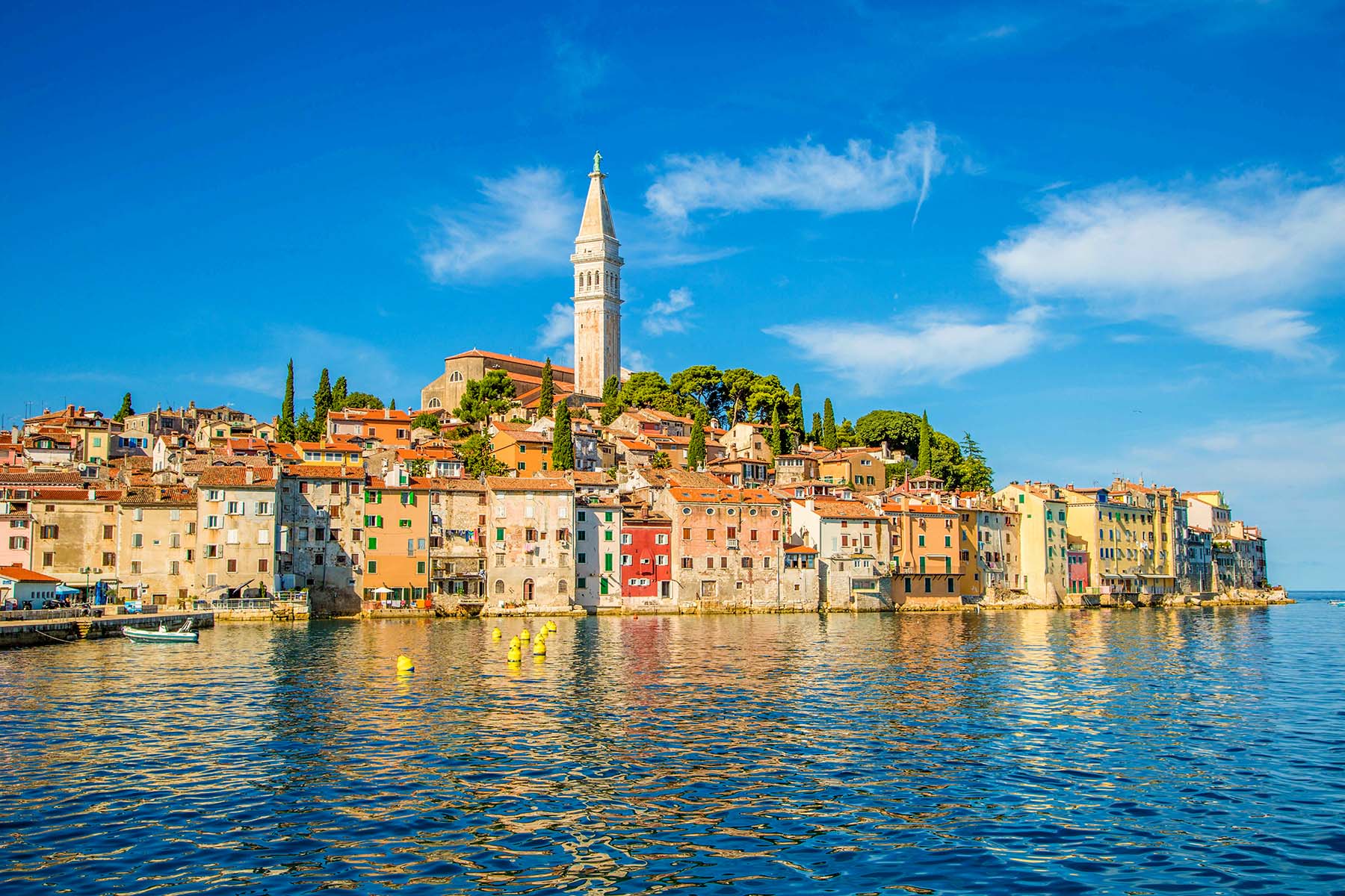 staden Pula på Istrien i Kroatien sätt från sjösidan