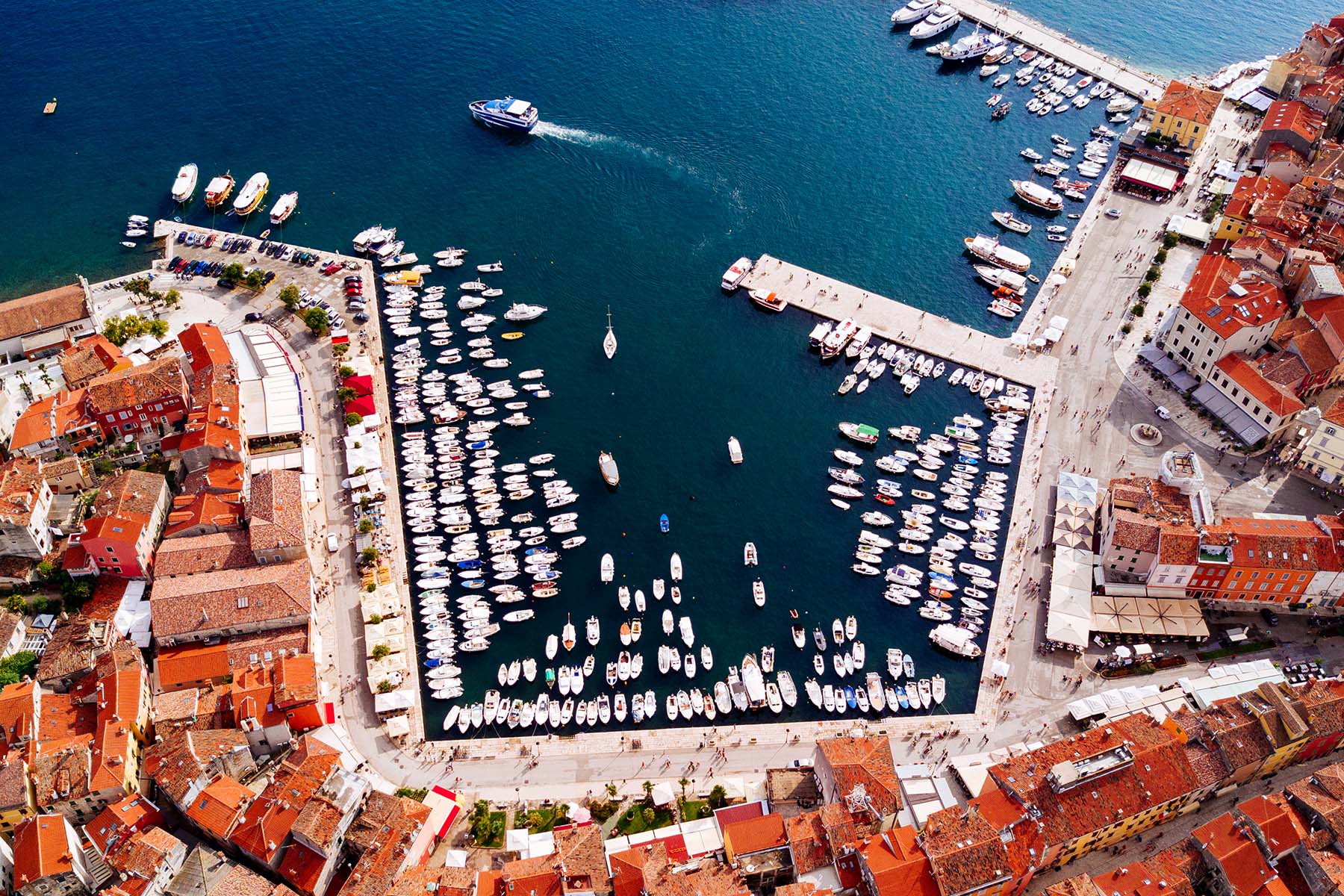 Staden Pula på Istrien i Kroatien sätt från ovan