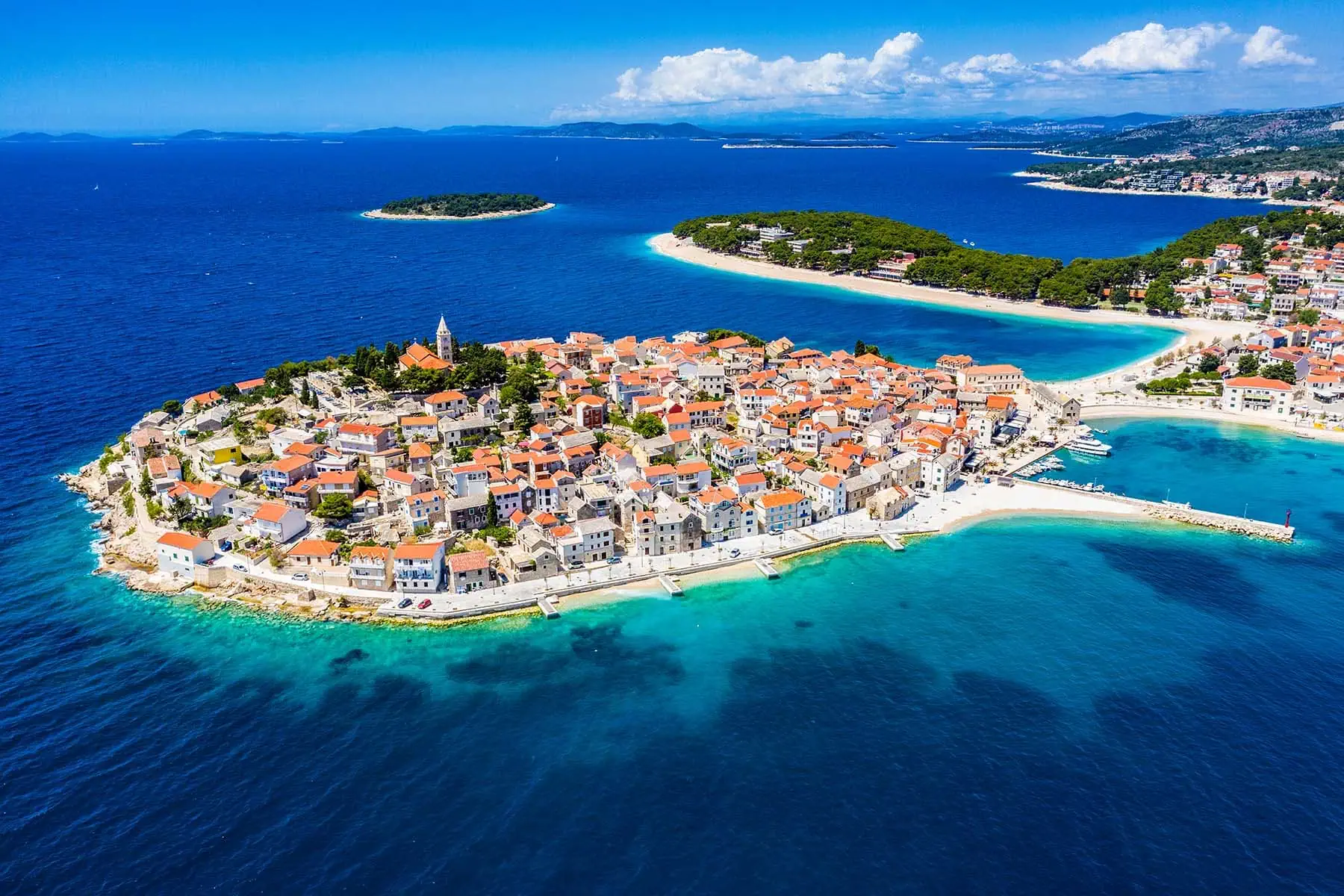 en by i Kroatien som ligger på en ö omringad av blått hav